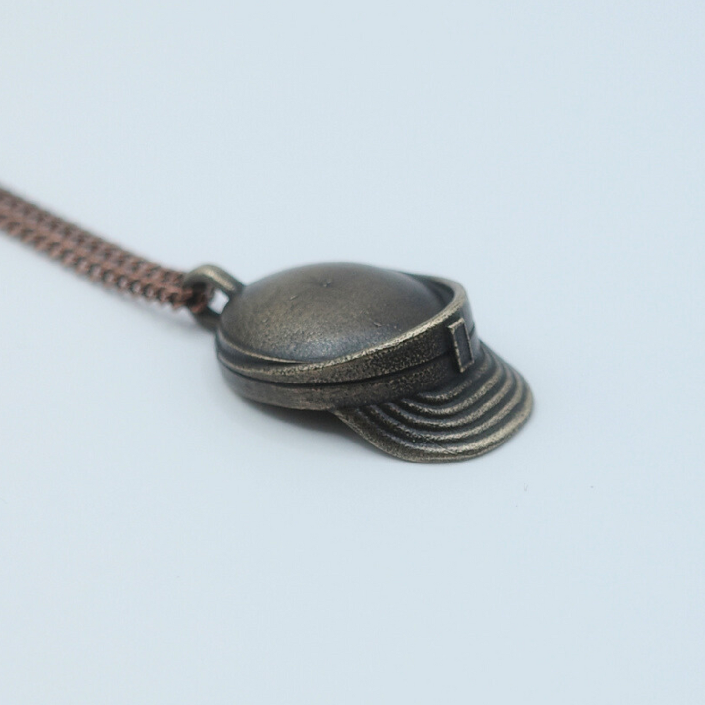 Fierté 200 - Casquette Militaire - Pendentif en bronze